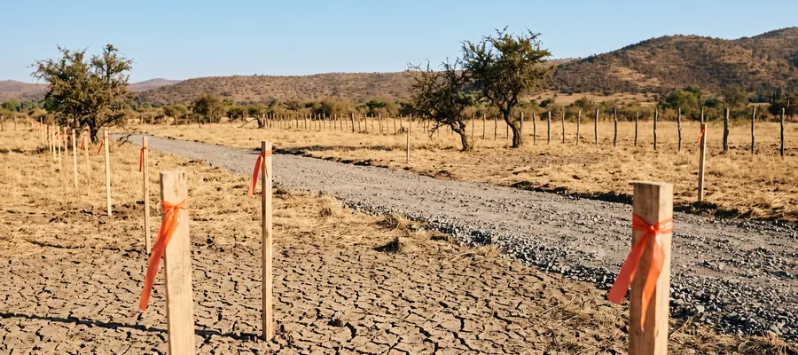 Comprar parcela con "agua asegurada": las 5 verificaciones antes de firmar